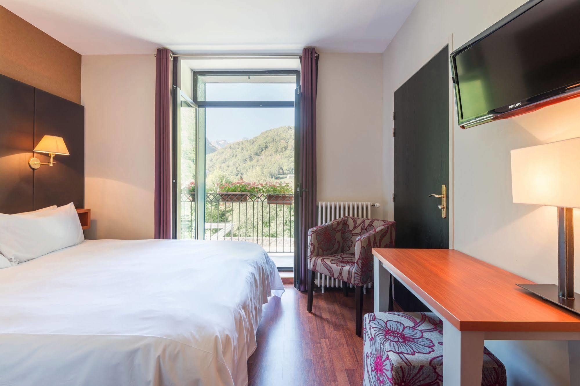 Logis Hotel La Breche De Roland Gèdre Eksteriør bilde